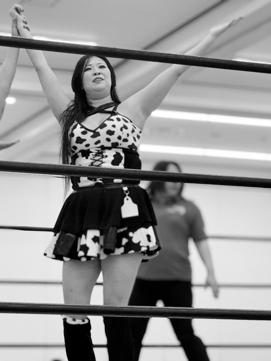 007ATSUSHI's tweet photo. クラリネット奏者の槐さんがプロレスデビューをしました🐮✨
初めてのプロレス観戦！！
場外、乱闘ありでこちらも力が入りました笑！！

初勝利おめでとうございます！！

#西田篤史
#槐
#ホルスタイン槐
#TJO
#プロレス https://t.co/2P15PRzthv