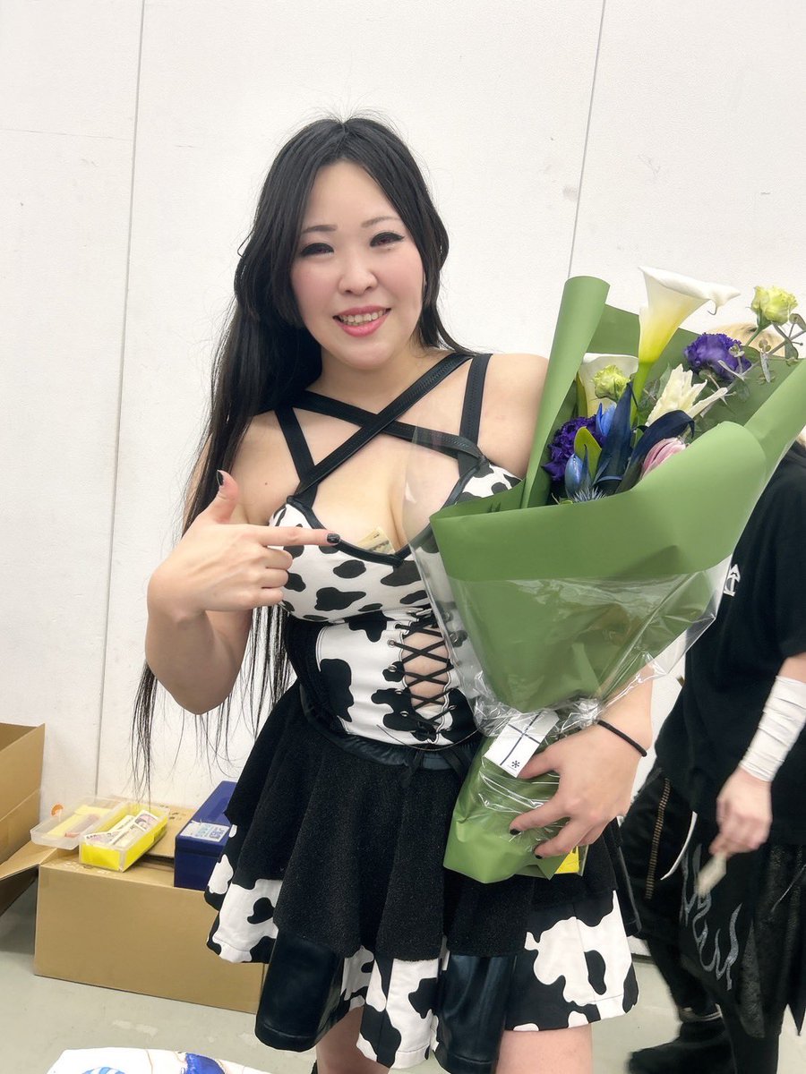 007ATSUSHI's tweet photo. クラリネット奏者の槐さんがプロレスデビューをしました🐮✨
初めてのプロレス観戦！！
場外、乱闘ありでこちらも力が入りました笑！！

初勝利おめでとうございます！！

#西田篤史
#槐
#ホルスタイン槐
#TJO
#プロレス https://t.co/2P15PRzthv