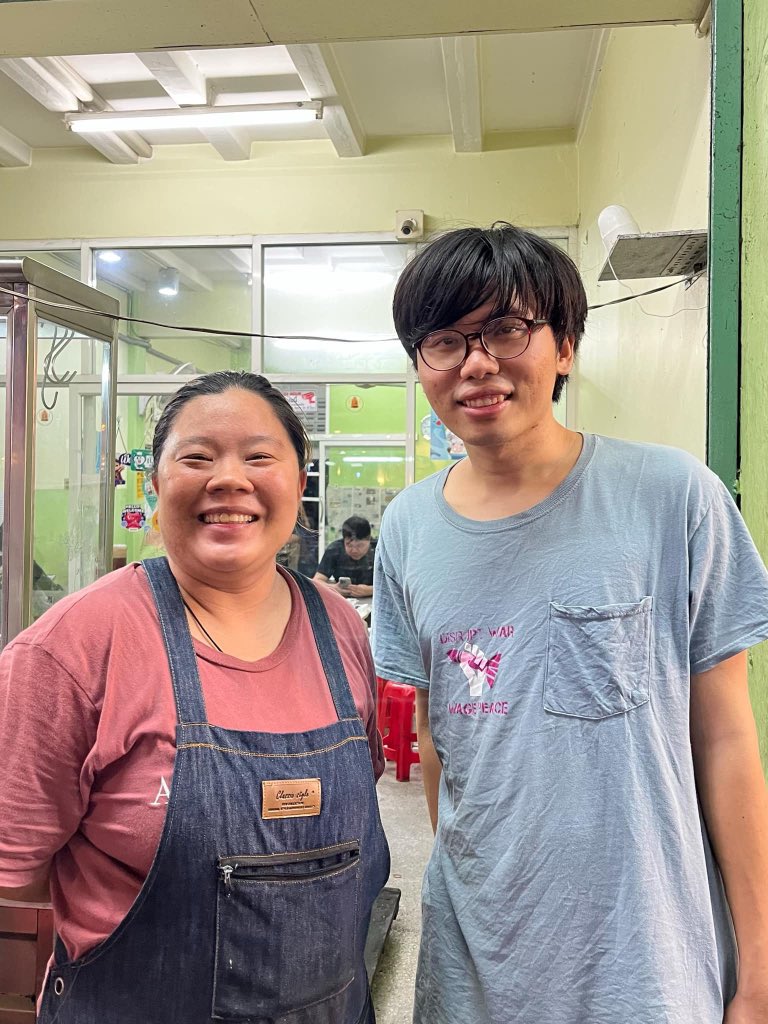 NetiwitC's tweet image. มาให้กำลังใจร้านข้าวมันไก่เจ๊โบว์ เปิดมานานกว่า 25 ปีในย่านนี้ ไม่อาจสู้ค่าที่จุฬาฯได้อีกแล้ว และกำลังจะย้ายออกเร็วๆนี้แล้ว เจ้โบว์บอกว่า บรรทัดทองกลายเป็นพื้นที่ทุนใหญ่มากกว่าร้านเล็กๆ เป็นที่นักท่องเที่ยว ตามอินฟลูดัง มากกว่าร้านที่เข้าถึงได้ คนในชุมชนเก่าๆแทบจะไม่เหลือแล้ว -…