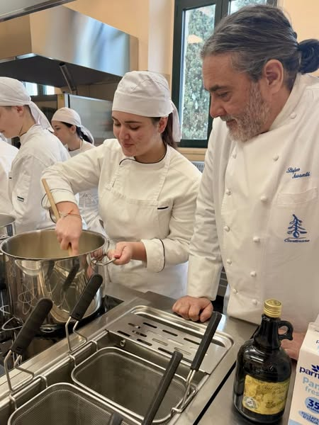 DaVittorioIT's tweet photo. Un ospite davvero speciale in Accademia Symposium durante la lezione di chef Augusto Pasini nella #CucinaDidattica della Scuola 📷 https://t.co/Gj7WFhEx2j