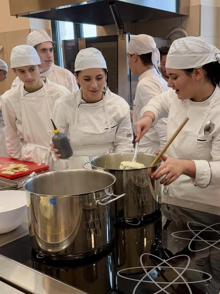 DaVittorioIT's tweet photo. Un ospite davvero speciale in Accademia Symposium durante la lezione di chef Augusto Pasini nella #CucinaDidattica della Scuola 📷 https://t.co/Gj7WFhEx2j