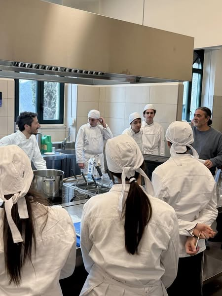 DaVittorioIT's tweet photo. Un ospite davvero speciale in Accademia Symposium durante la lezione di chef Augusto Pasini nella #CucinaDidattica della Scuola 📷 https://t.co/Gj7WFhEx2j