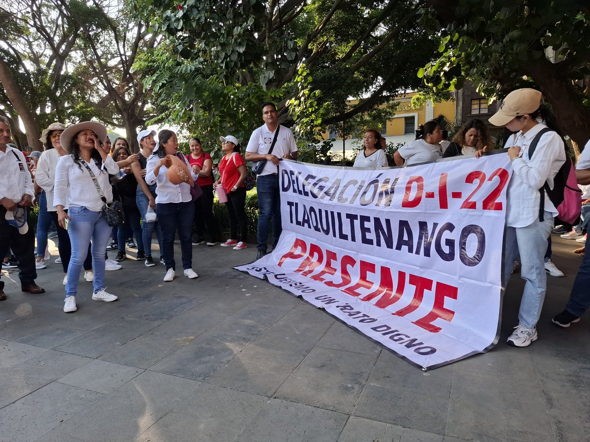 Tlaorocio's tweet photo. #Maestros de #Morelos se movilizan como parte de protesta nacional, en demanda de cancelación definitiva de reforma a la Ley del #ISSSSTE
Algunos de "brazos caídos" en su municipio, un grupo de concentra en el zócalo, otro en Las Palmas, marcharán al Congreso local. https://t.co/hFiR9mLuU7