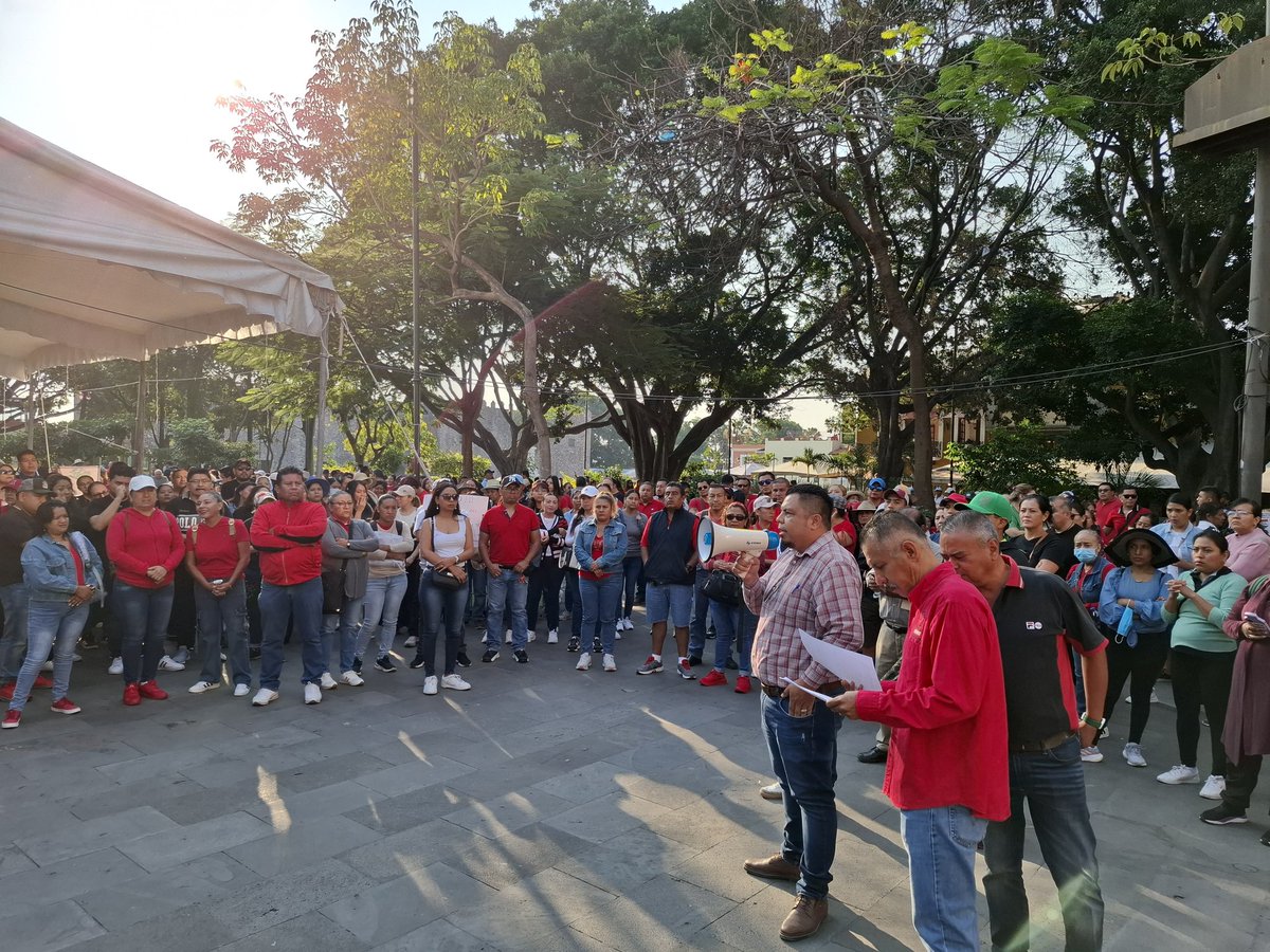 Tlaorocio's tweet photo. #Maestros de #Morelos se movilizan como parte de protesta nacional, en demanda de cancelación definitiva de reforma a la Ley del #ISSSSTE
Algunos de "brazos caídos" en su municipio, un grupo de concentra en el zócalo, otro en Las Palmas, marcharán al Congreso local. https://t.co/hFiR9mLuU7
