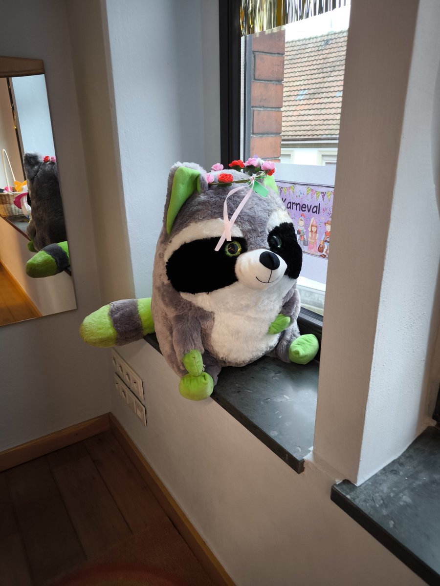 Random encounter. Just chillin with @Renhato17 in the library.