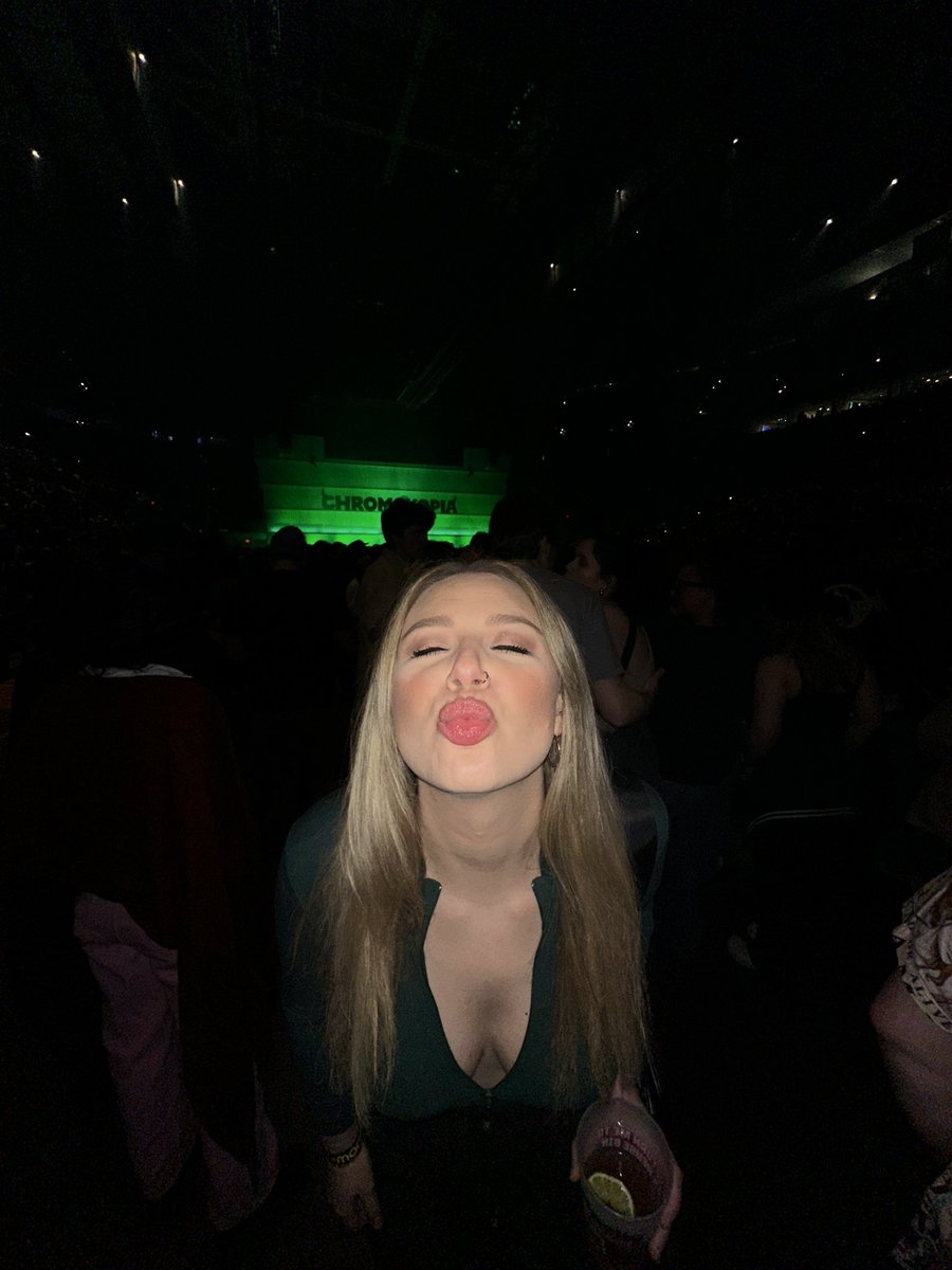 Paige_Denham's tweet photo. ✨happy girl✨ https://t.co/IIhfni1P2N