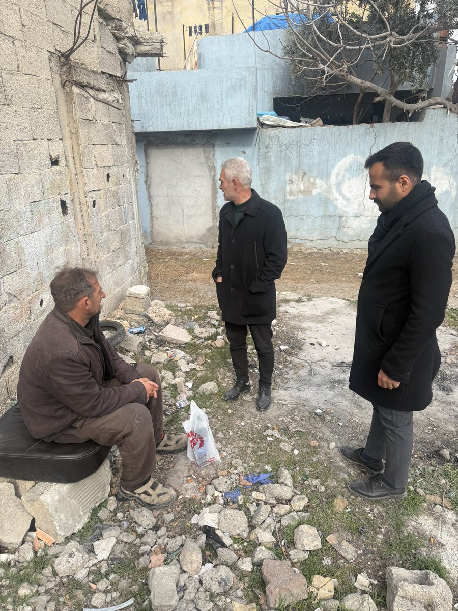batuhandaskol's tweet photo. Kıymetli büyüğümüz, Muhtarımız Hacı Bilal Göksu amcamız ile birlikte kimsesiz ve Alzheimer hastası olan Ali Bey’i ziyaret ettik. Kendisiyle sohbet ederek halini hatırını sorduk, ihtiyaç ve taleplerini karşılamaya gayret gösterdik. Ramazan öncesinde hayır dualarını almanın mutluluğunu yaşadık. Halkımıza hizmet etmeye kararlılıkla devam edeceğiz. 
@MetinerBasin @ahmetkrkyl @AkdulumAhmet1 @Ahmet6655720602 @dembirderadyman