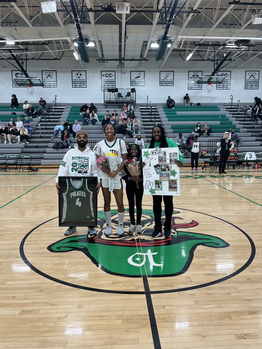 CleoHorton20's tweet image. Great Senior night 鉂わ笍馃挭馃徔so proud of u lady鈥檚 keep working 馃挭馃徔