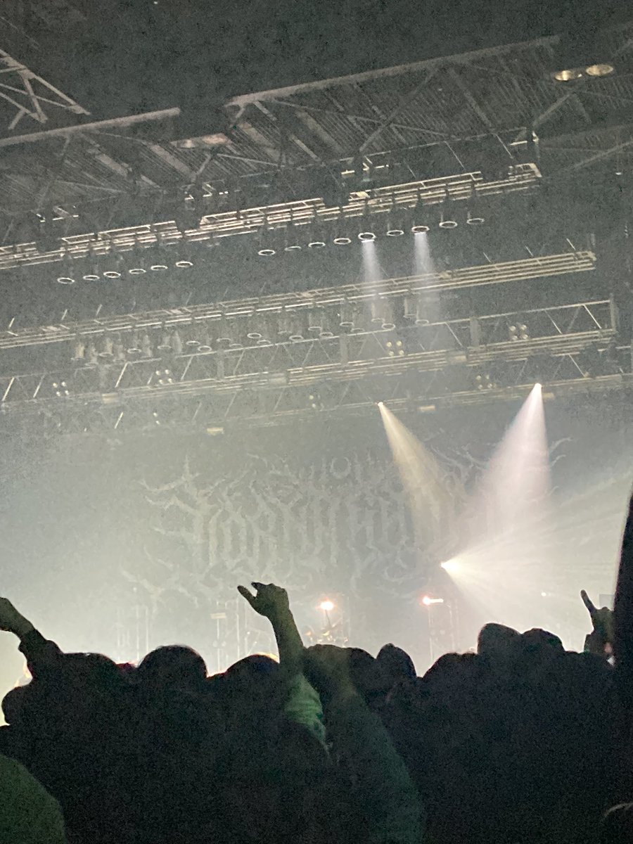 昨日はローナショアに行った。デスコアのワールドクラスヒーロー、ボーカリストが地球最強、みたいな認識で参戦。咆哮含めメンバーの演奏は人体の限界に挑んでいるのに楽曲は超抒情的で悲哀と決意を感じる感動的なステージ。本当に見れてよかった。。死ぬほど勉強になった。。。