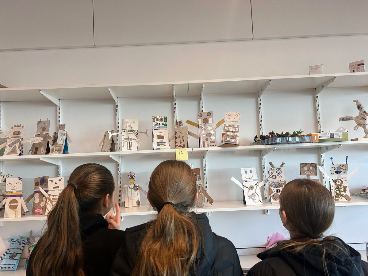 S1s have been designing and making Paolozzi inspired robots. Today 1.1 let their imaginations run wild and created some rather glam robots to add to the growing Rosehill robot community, loving the variety of ideas and creativity 💅🤖 <a href="/RosehillHS/">Rosehill: a place to learn, grow, and thrive</a>