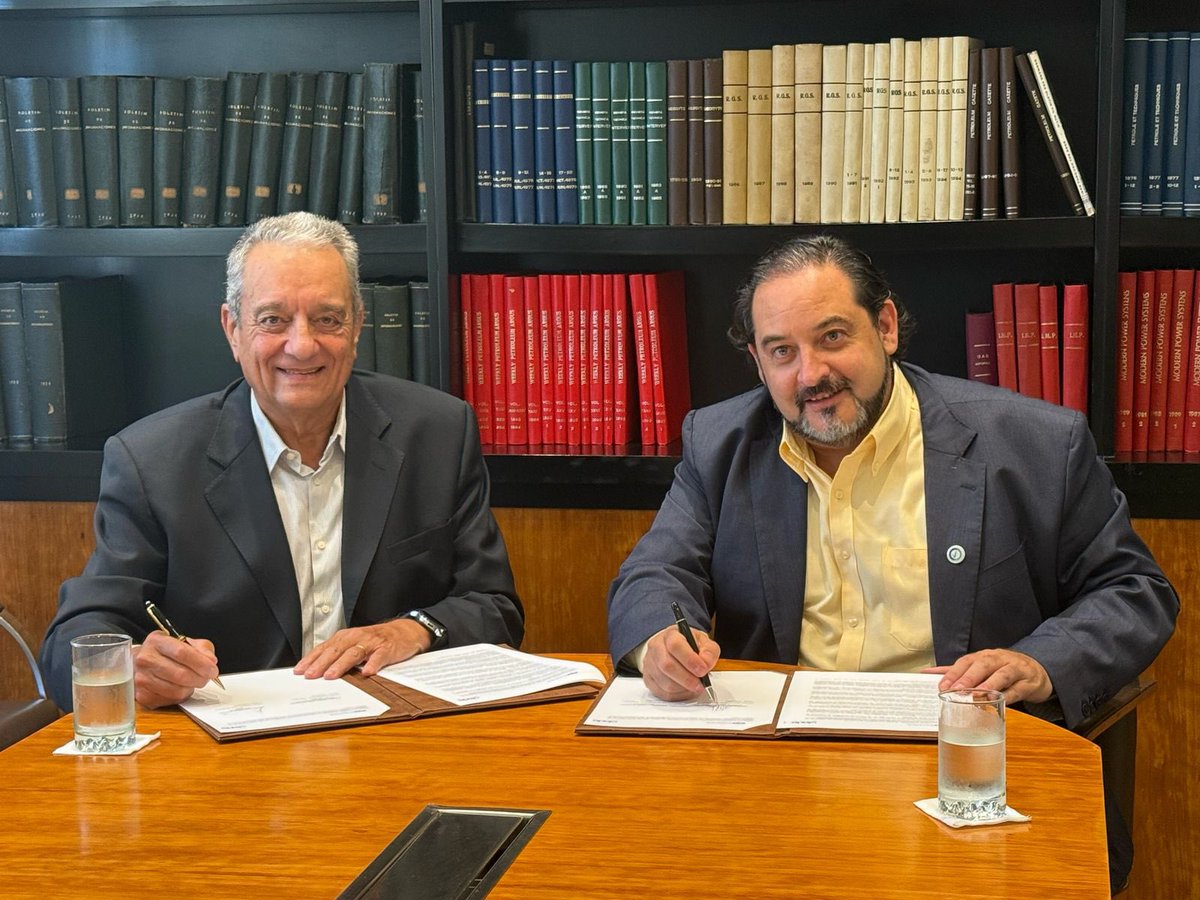 El <a href="/IAPG_Info/">IAPG</a> y <a href="/OLADEORG/">OLADE</a> firmaron un convenio marco para promover la colaboración en materia de desarrollo e integración energética. López Anadón, Pte. del IAPG; y Andrés Rebolledo
Smitmans, Secretario Ejecutivo de OLADE, buscarán la mutua cooperación entre sus instituciones.