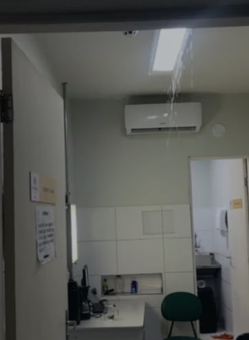 insp_alberto's tweet photo. 🚨Inaceitável! Após a chuva de ontem, o teto do Frotinha de Messejana desabou e várias alas ficaram alagadas. Uma obra que levou 4 anos, custou R$ 17 milhões💸 e já está assim? Vamos cobrar explicações e responsabilização! O povo não pode pagar por tanta incompetência! https://t.co/o1qjpUnyKu