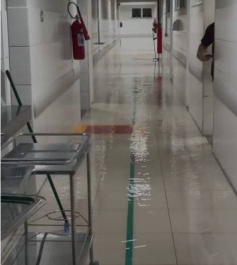 insp_alberto's tweet photo. 🚨Inaceitável! Após a chuva de ontem, o teto do Frotinha de Messejana desabou e várias alas ficaram alagadas. Uma obra que levou 4 anos, custou R$ 17 milhões💸 e já está assim? Vamos cobrar explicações e responsabilização! O povo não pode pagar por tanta incompetência! https://t.co/o1qjpUnyKu