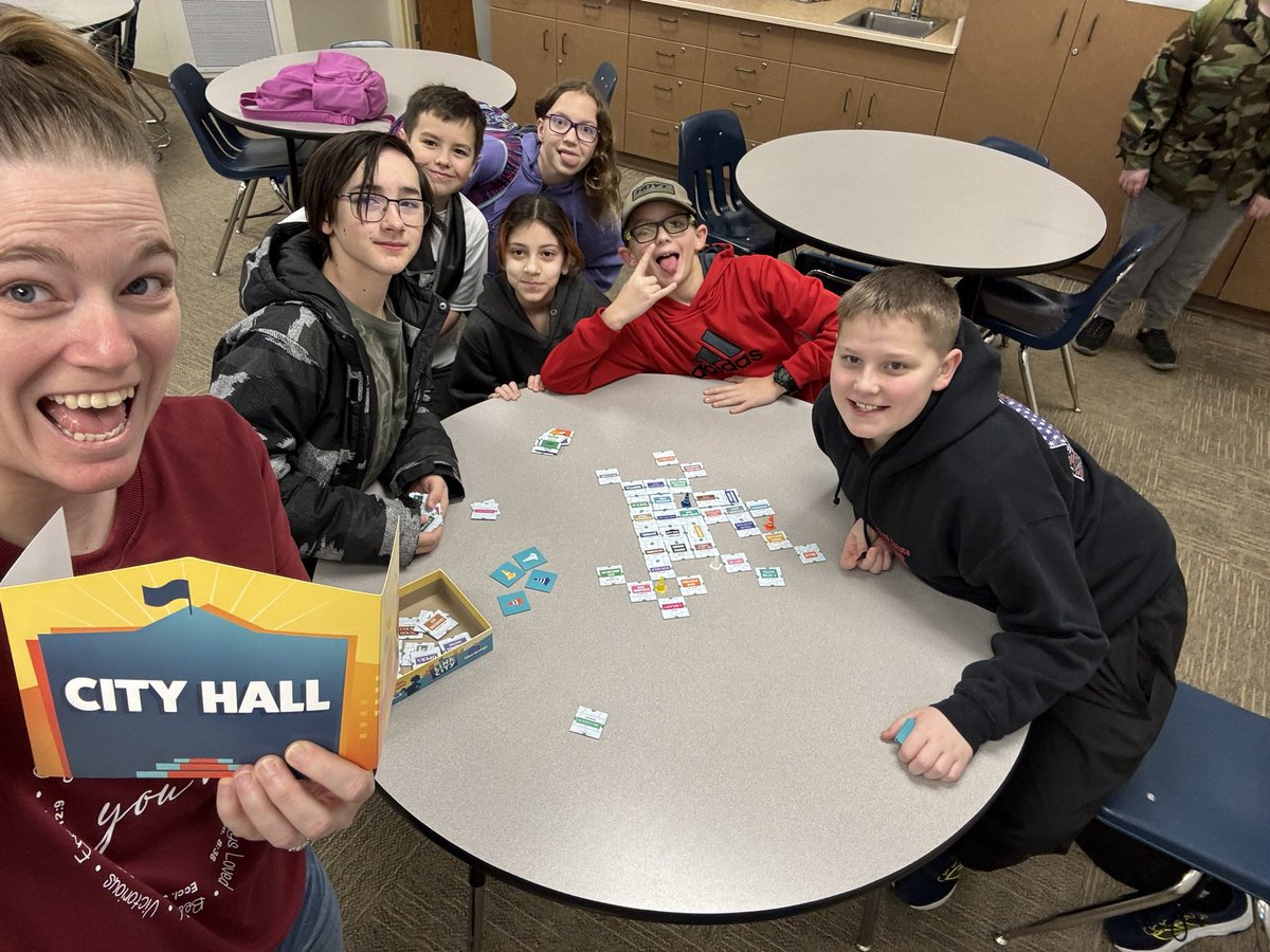 LeahWPE's tweet photo. Every morning presents an opportunity to build quality relationships with students! Love being available for students before school! Highlights from this week: badminton, football, rollerblading, 4square, Link City! @SimleMiddle @BismarckSchools #learnbps @NDSHAPE @IversonBrayden https://t.co/rj9ACyX5y5