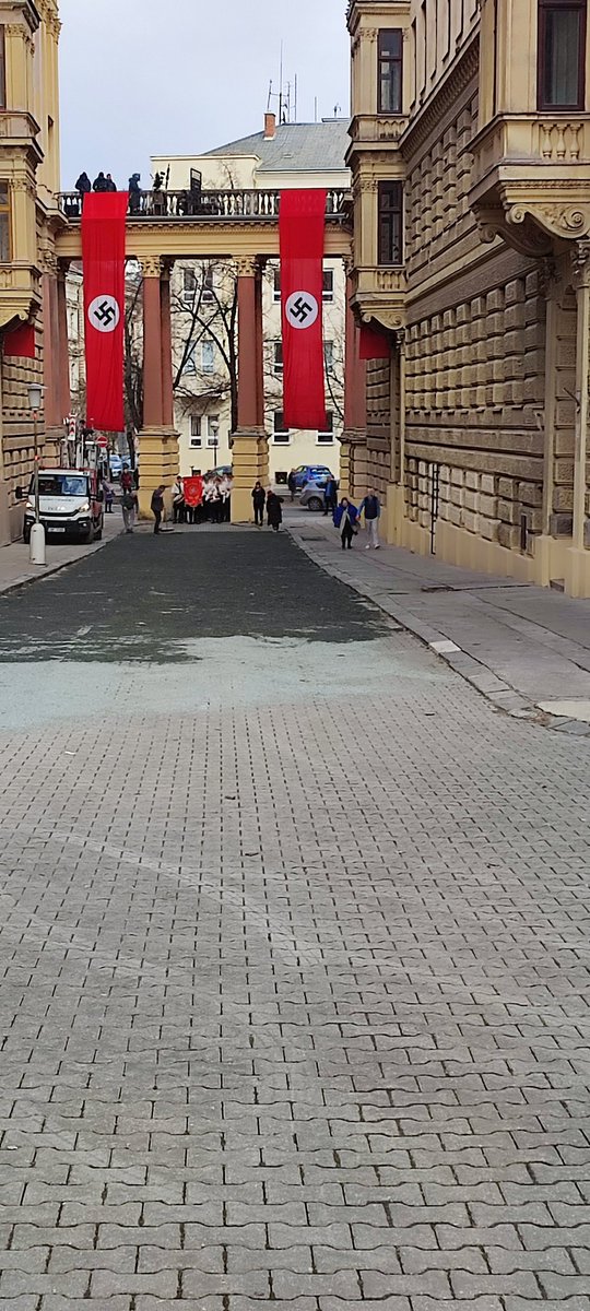 Jiri_Kindl's tweet photo. Nackove jdou, pochodujou, tlapka placaj o beton
Vede je ten co ho ma, jak saxofon... https://t.co/4gCL6yKjLD