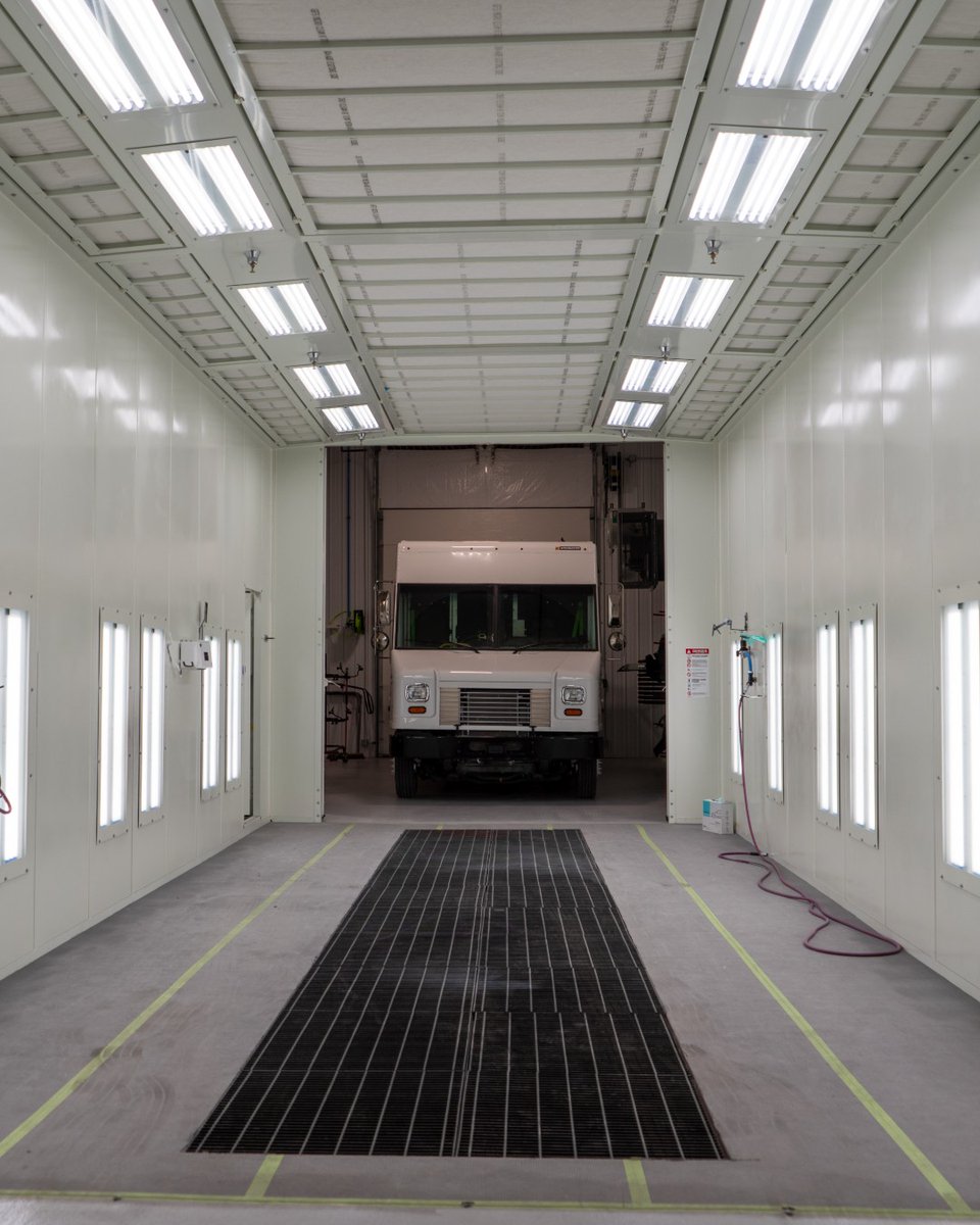 Our high-roof paint booth makes big jobs easy at Karl Collision Fleet and Commercial. This Ford Commercial Chassis was no problem for our crew!

#bodyshop #fordchassis #Iowa
