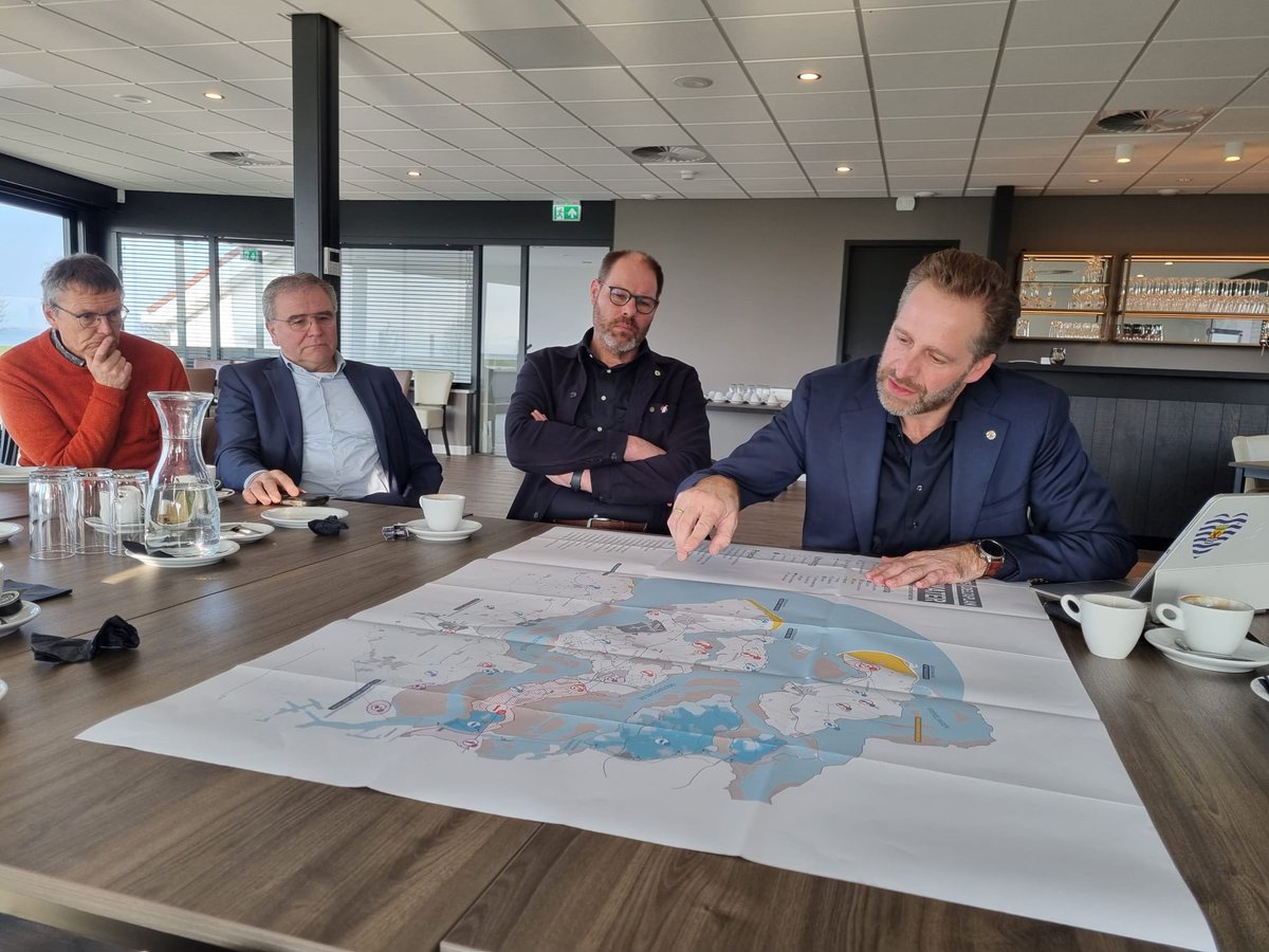 hugodejonge's tweet image. Met collega’s van @MinIenW en @a_vael op bezoek in Rilland. In gesprek over zoetwaterbeschikbaarheid.

Opslaan, hergebruik, etc. Zeeland neemt al tal van maatregelen om zoet water ook voor de toekomst beschikbaar te hebben. Maar we weten dat er meer nodig is, ook externe aanvoer.