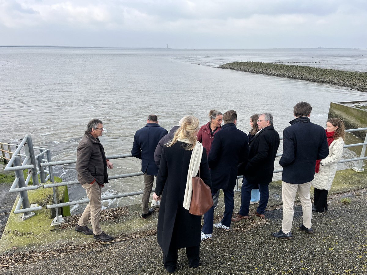 hugodejonge's tweet image. Met collega’s van @MinIenW en @a_vael op bezoek in Rilland. In gesprek over zoetwaterbeschikbaarheid.

Opslaan, hergebruik, etc. Zeeland neemt al tal van maatregelen om zoet water ook voor de toekomst beschikbaar te hebben. Maar we weten dat er meer nodig is, ook externe aanvoer.