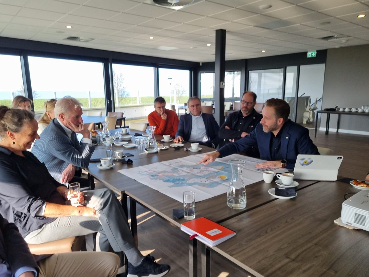hugodejonge's tweet image. Met collega’s van @MinIenW en @a_vael op bezoek in Rilland. In gesprek over zoetwaterbeschikbaarheid.

Opslaan, hergebruik, etc. Zeeland neemt al tal van maatregelen om zoet water ook voor de toekomst beschikbaar te hebben. Maar we weten dat er meer nodig is, ook externe aanvoer.