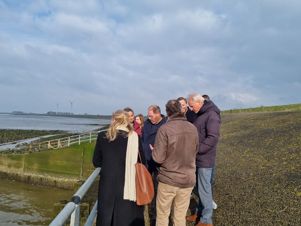 hugodejonge's tweet image. Met collega’s van @MinIenW en @a_vael op bezoek in Rilland. In gesprek over zoetwaterbeschikbaarheid.

Opslaan, hergebruik, etc. Zeeland neemt al tal van maatregelen om zoet water ook voor de toekomst beschikbaar te hebben. Maar we weten dat er meer nodig is, ook externe aanvoer.