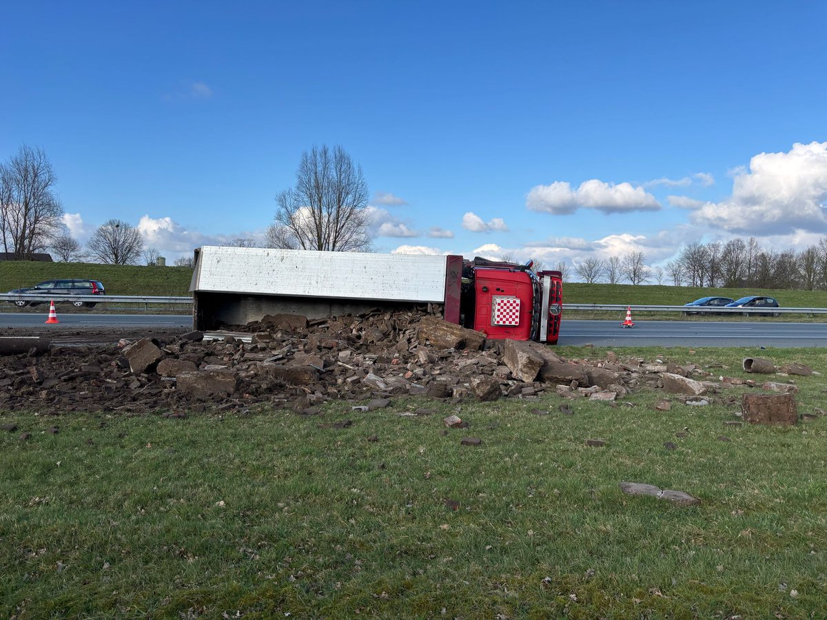 Gekantelde vrachtwagen op de A50 bij Veghel
