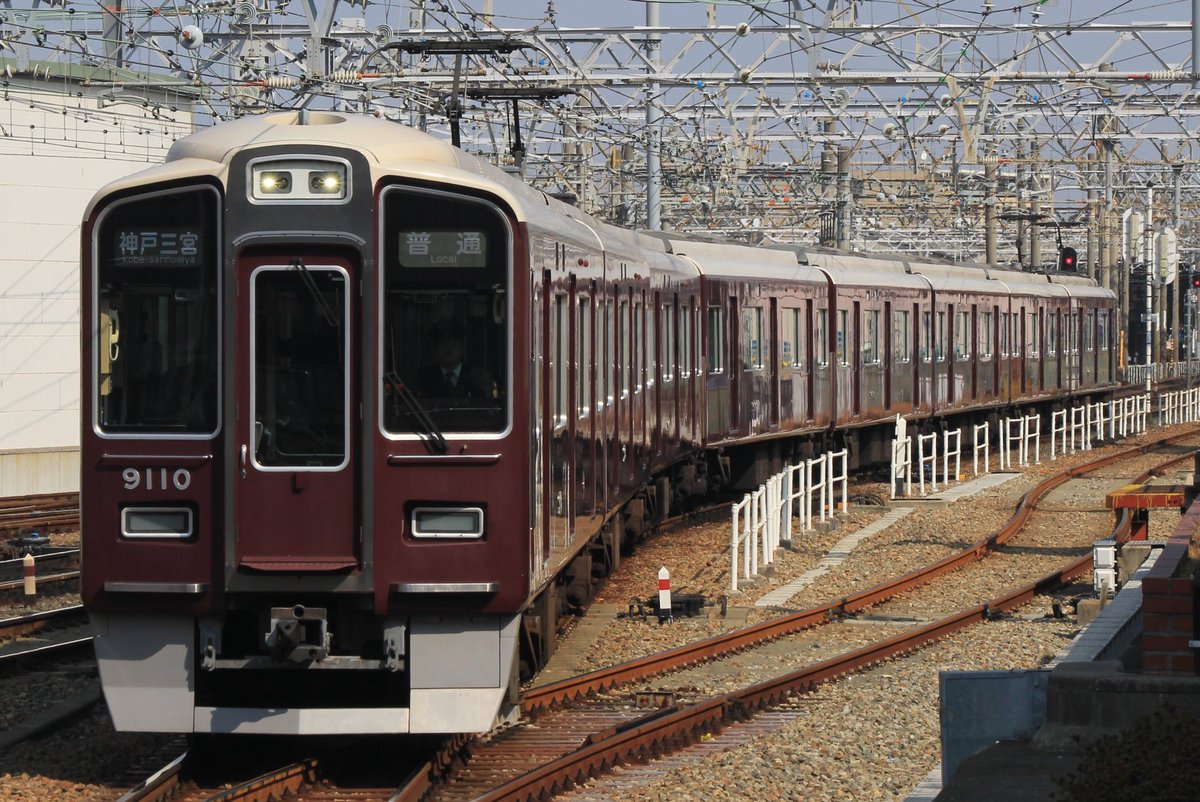 niconico23300's tweet photo. 先日、平井車庫から西宮車庫へ転属した、9000系・9010Fです。
9010Fは、完全な転属の為、運転台の指令認識記号(はんきゅう○○○)が、900番台から800番台へ変更されてました。
2025年02月27日 撮影
#阪急電鉄 #阪急電車 #9000系 #9010F #電車 #鉄道 #阪急神戸線 #神戸本線 https://t.co/o0ud0MTaEi