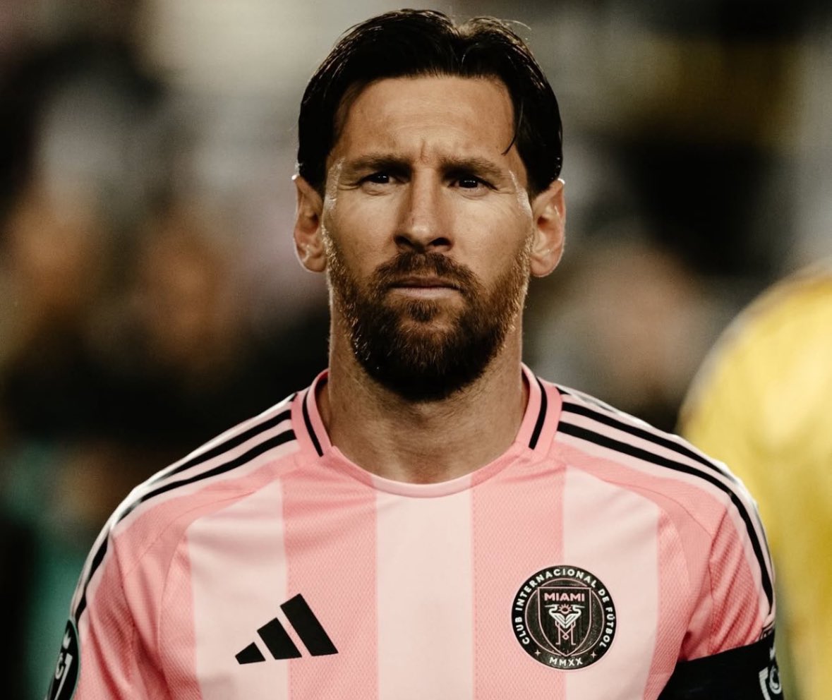 🚨🇦🇷 Leo Messi: “I’m always myself, even now. When I get back home, I live my life as a father and spend my time with the family, the kids”.

“My life is very simple, normal. This is always the best way to live in my opinion”, told <a href="/AppleMusic/">Apple Music</a>.