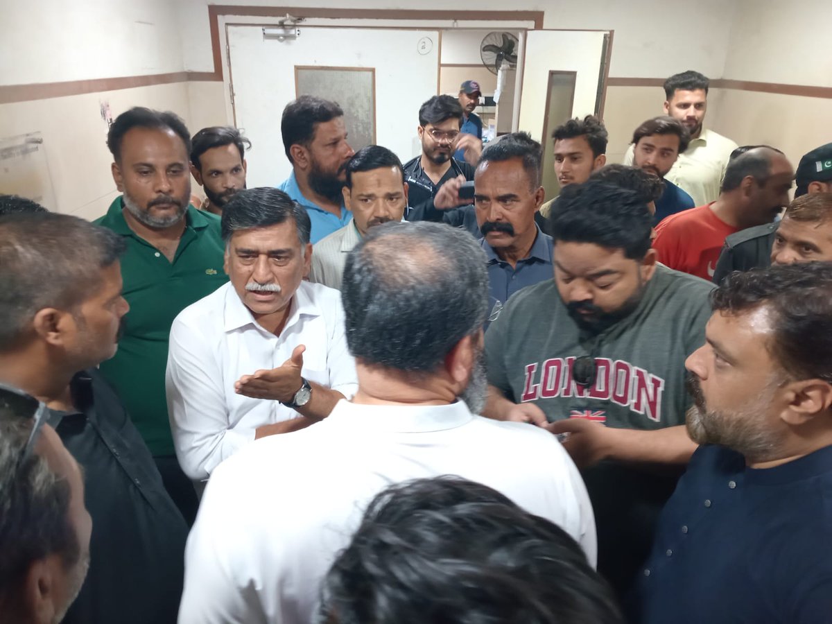 junaidraza01's tweet photo. آفاق احمد یونیورسٹی روڈ سانحہ کے لواحقین کے پاس جناح ہسپتال پہنچ گئے ، رنگ نسل مذہب کی تفریق سے آزاد ہر اس گھر پہنچ رہے ہیں جہاں موت رقصاں ہے۔ 
یاد رہے تاریخ بہادروں کو یاد رکھتی ہےورنہ جو کہتےتھے چپ رہیں گے تو بچ جائیں قبرستان ان سے بھرے پڑے ہیں۔تاریخ میں کہیں ان کا تذکرہ نہیں https://t.co/wMICC3vy8l