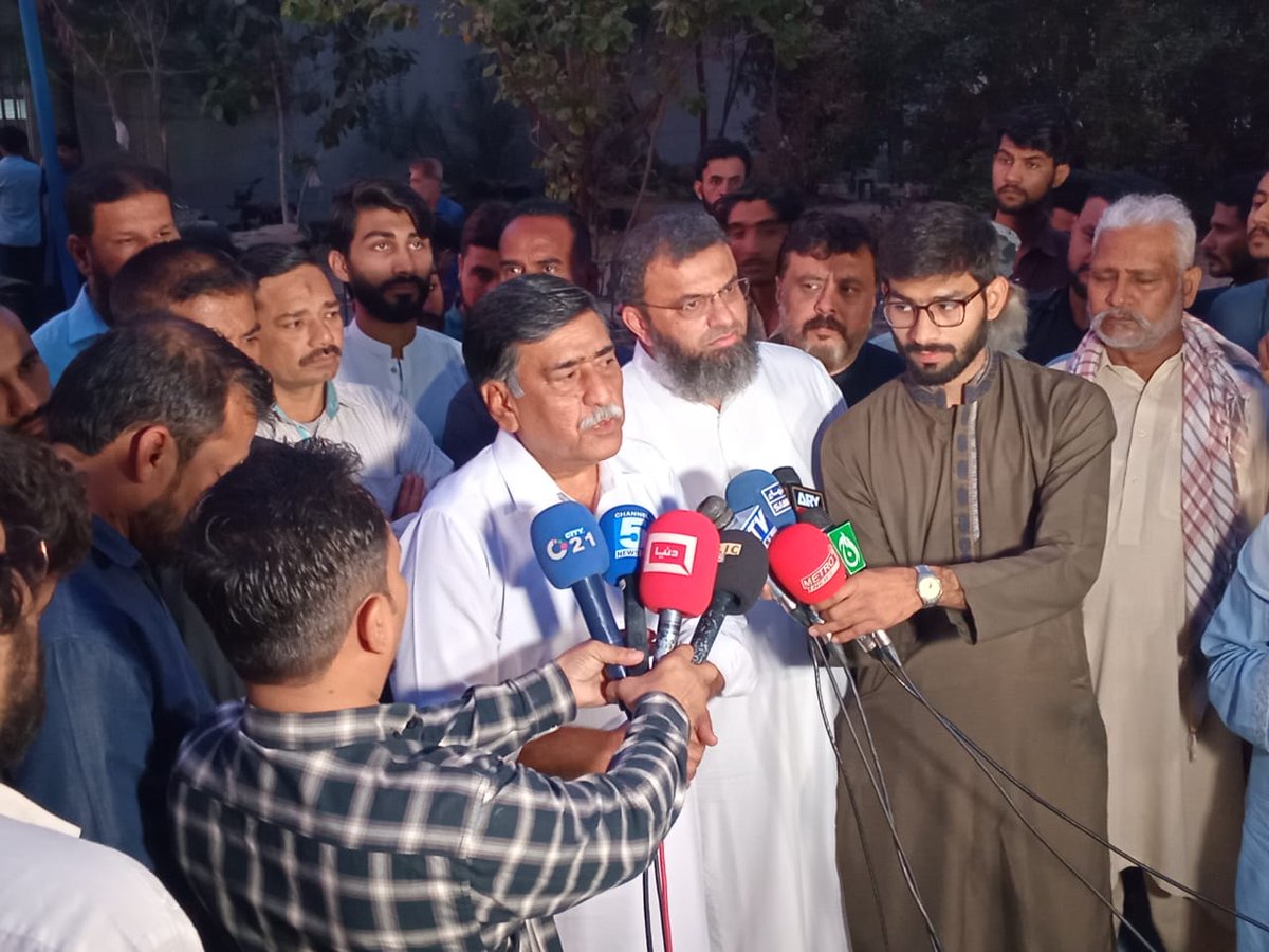 junaidraza01's tweet photo. آفاق احمد یونیورسٹی روڈ سانحہ کے لواحقین کے پاس جناح ہسپتال پہنچ گئے ، رنگ نسل مذہب کی تفریق سے آزاد ہر اس گھر پہنچ رہے ہیں جہاں موت رقصاں ہے۔ 
یاد رہے تاریخ بہادروں کو یاد رکھتی ہےورنہ جو کہتےتھے چپ رہیں گے تو بچ جائیں قبرستان ان سے بھرے پڑے ہیں۔تاریخ میں کہیں ان کا تذکرہ نہیں https://t.co/wMICC3vy8l