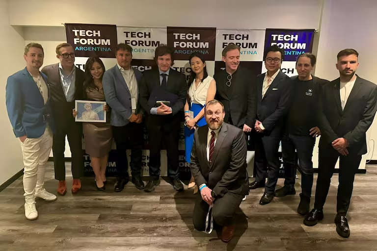 sebalacunza's tweet photo. Informa @nytimes que Mauricio Novelli, el asesor y socio de Milei, cobró USD 50.000 por cabeza en una foto grupal con el Presidente durante la conferencia Tech Forum. 

La suma de lo que se ve da USD 450.000 (el de la derecha es Novelli). 

Hayden Davis, por su parte, pidió USD 90 millones en criptomonedas por organizar un encuentro con Milei y un contrato con el Estado argentino, según un empresario que recibió la oferta. 

https://t.co/s3dZ4ERyR2