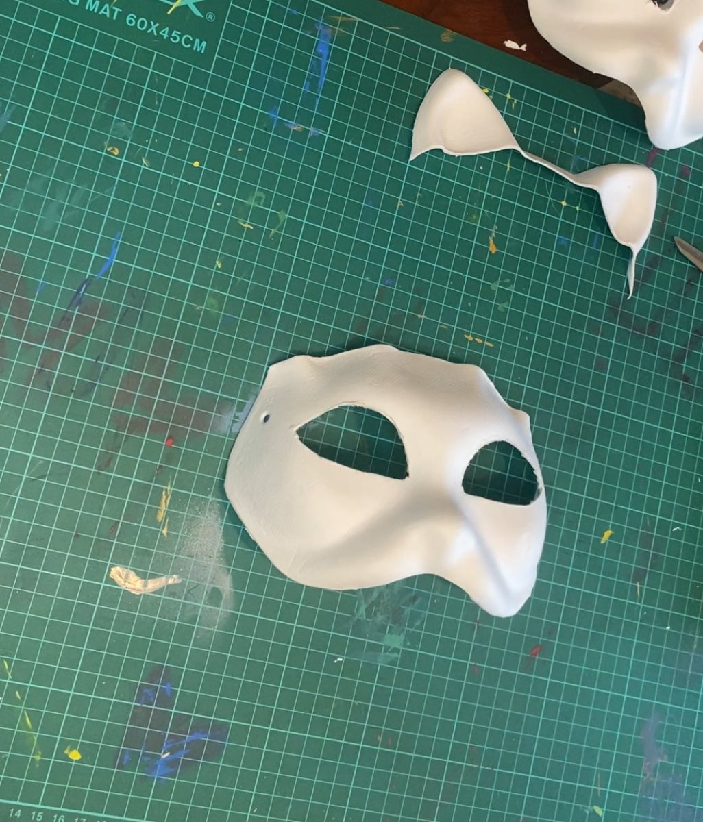 StellandLayla's tweet photo. I will upload the process of my fursuit head or mask 🐱 
1. Original mask
2. Cut the eyes to make them bigger. I also show you my OC
3. Cut the ears because I had already bought ears on Amazon https://t.co/9RWSQA7X7s