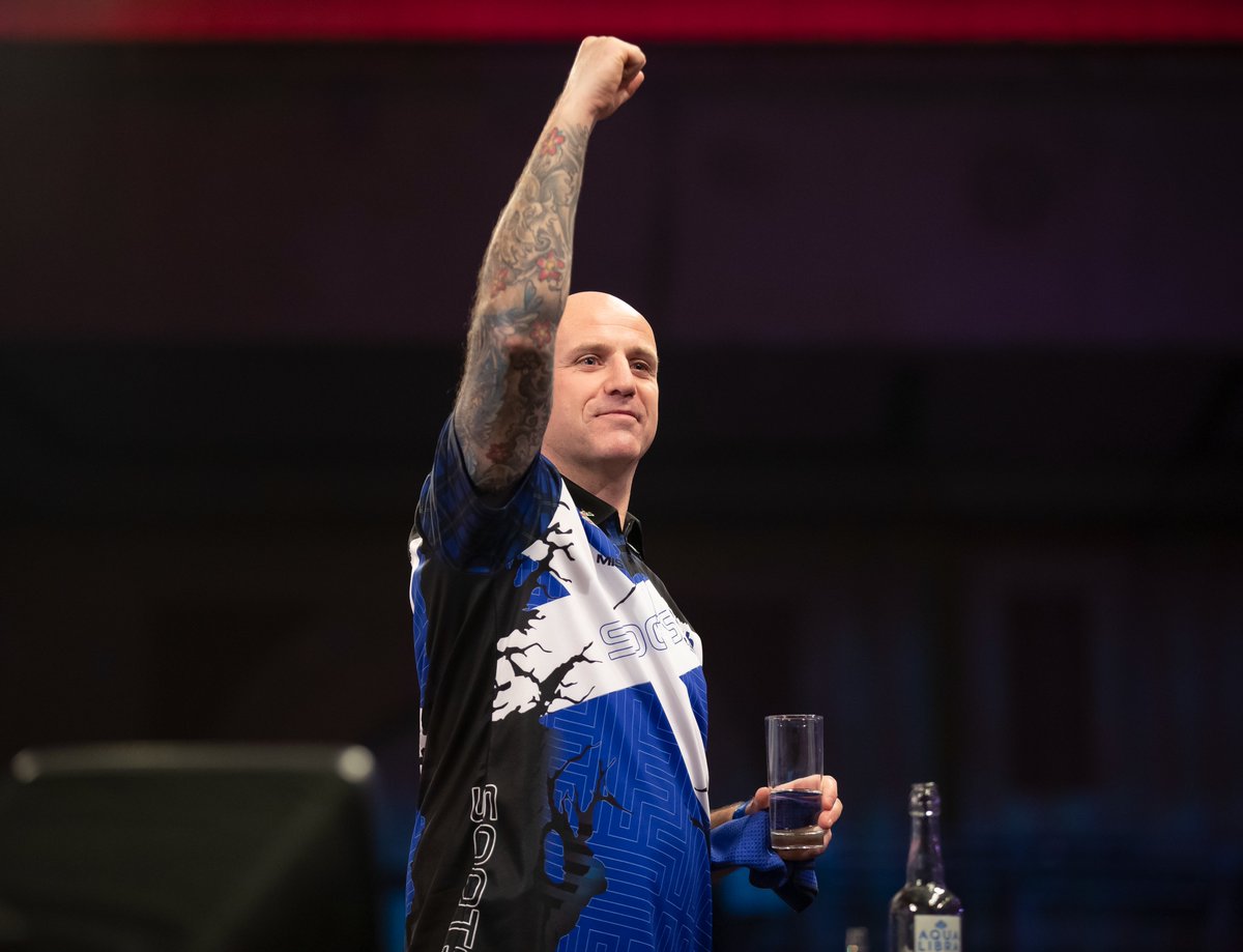 WHAT A WIN FOR SOUTAR!

Alan Soutar sees off Callan Rydz 6-0 to charge into the Fourth Round. 

📺 bit.ly/25UKOpenLive
#UKOpenDarts