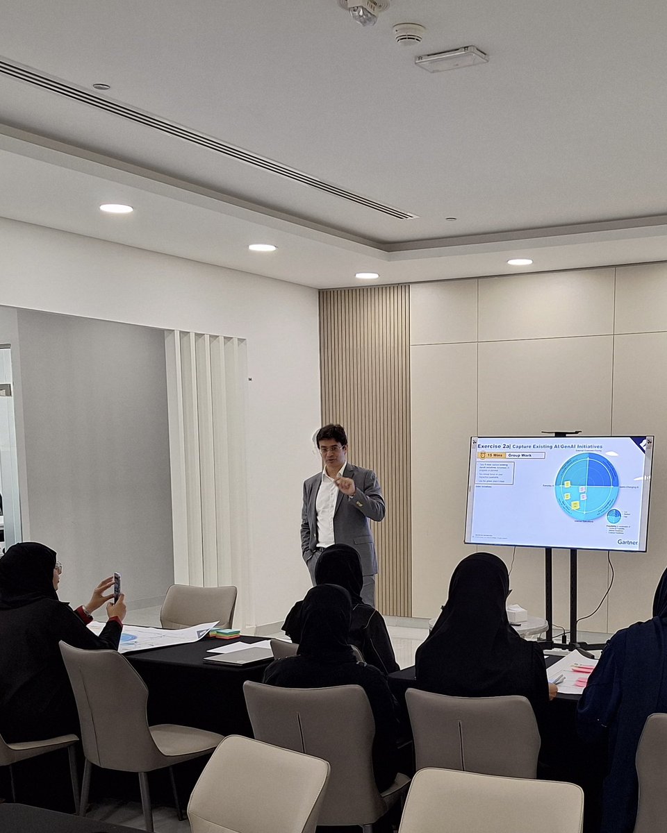 DHA_Dubai's tweet image. As part of its #InnovationMonth activities, DHA organised a series of  workshops in collaboration with PwC’s Innovation Centre and experts from Gartner to explore the opportunities, challenges, and requirements of AI in the healthcare sector.  

The discussions focused on AI’s