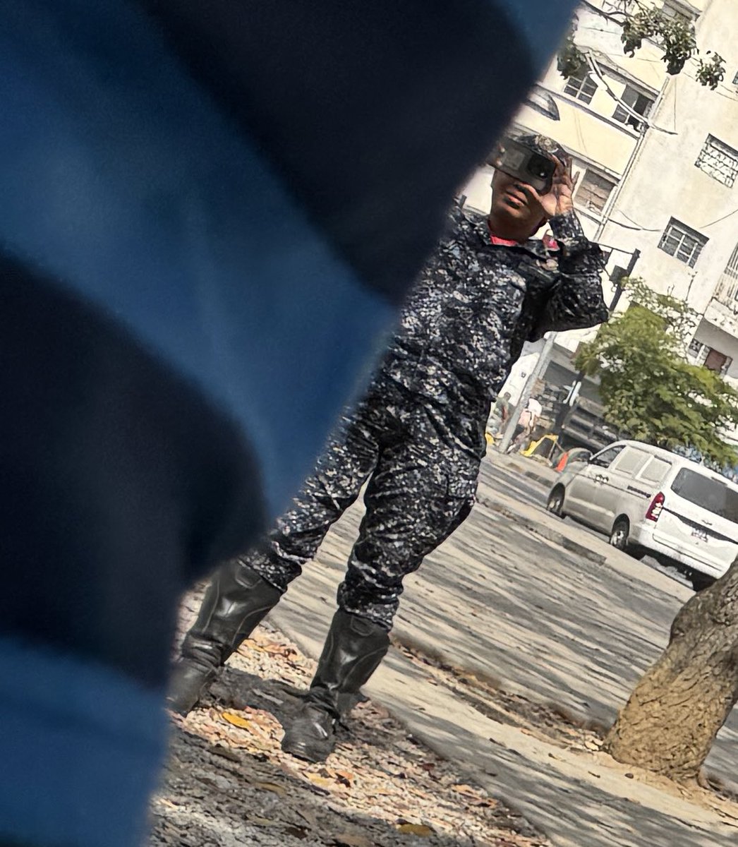 _Provea's tweet image. Sigue la política de hostigamiento.

Ciudadanos sin identificación y funcionarios policiales toman fotos de familiares y asistentes en la concentración del Comité Presos Políticos @clippve este viernes #28Feb frente al Ministerio Público, Caracas.

Protestar es un derecho humano.…