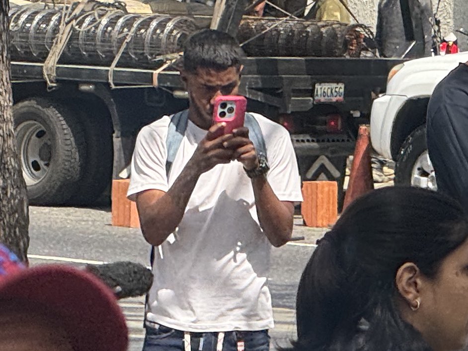 _Provea's tweet image. Sigue la política de hostigamiento.

Ciudadanos sin identificación y funcionarios policiales toman fotos de familiares y asistentes en la concentración del Comité Presos Políticos @clippve este viernes #28Feb frente al Ministerio Público, Caracas.

Protestar es un derecho humano.…