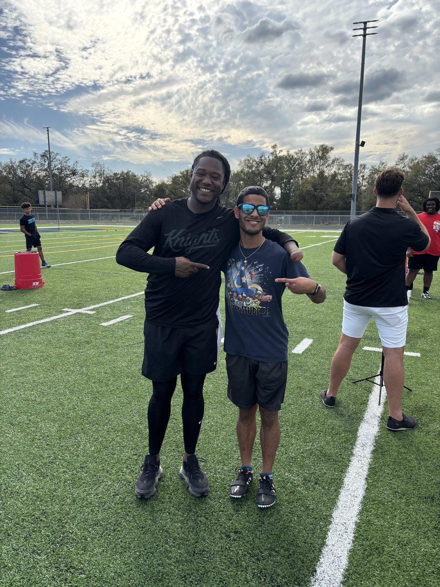 TheAthlete2000's tweet photo. Holy Moly! That was a huge moment! It was a great moment to meet this guy! Can’t believe it! He’s a legend of UCF! @Shaquemgriffin https://t.co/xUH9Co8gAO