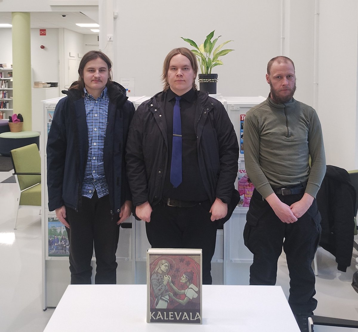 SSatakunta's tweet image. Sinimustan Liikkeen Satakunnan piirin jäsenet pitivät Kalevala-aiheisen lukupiirin Itätuulen kirjastossa Porissa.
Mainiota keskustelua kansalliseepoksestamme ja sen merkityksestä suomalaiseen kulttuuriin ja historiaan.
🇫🇮
💙🖤