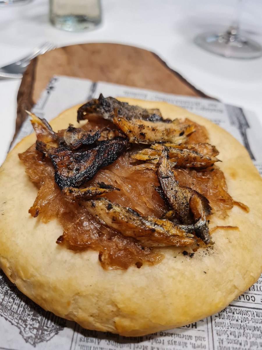 comoju's tweet photo. Ir a La Cañada y parar en el restaurante Al Grano, es dejarte llevar por Carles López con sus tradiciones familiares, sus raíces y ese producto que cuida para mantener esos platos como los ha heredado de sus abuelas y que ves como se le ilumina la mirada cuando habla de ellas. https://t.co/yGcZe3Mfmj