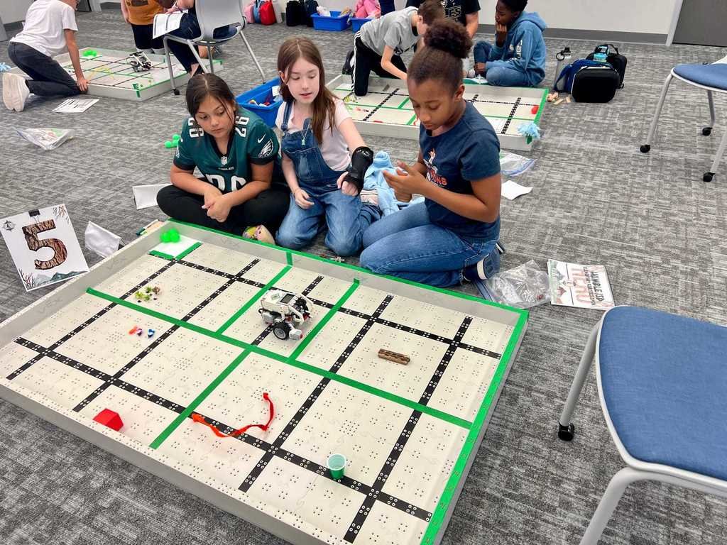 HumbleISD_CE's tweet image. 🎉 Congratulations to our HERO Robotics teams for qualifying for District Finals! 🤖🔥 Your hard work, innovation, and teamwork have paid off, and we are so proud of your achievement. Keep pushing the limits and best of luck at the next level! 🚀👏 #HERORobotics #DistrictFinals