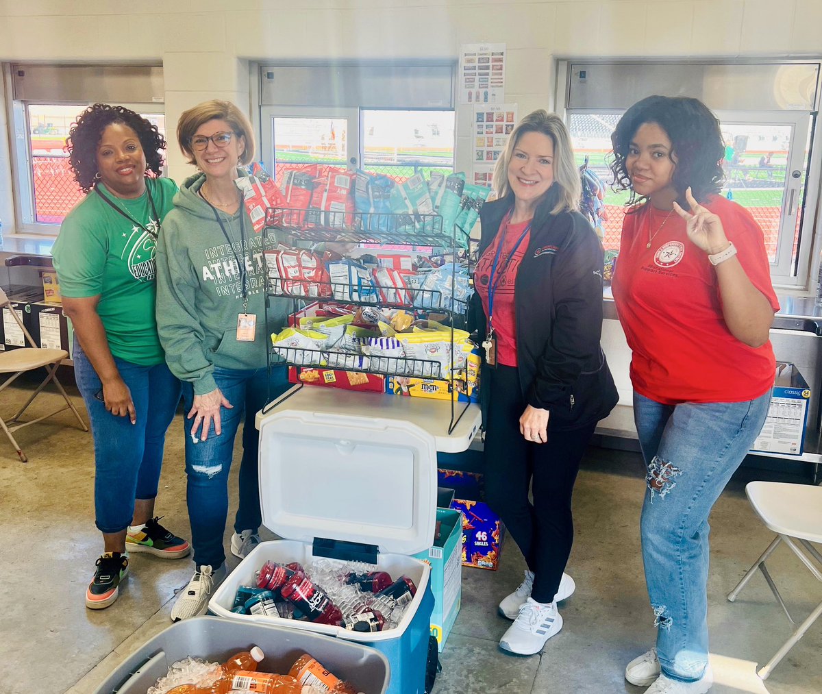 MrsCoachBarger's tweet photo. Spending the morning working concessions @HumbleISD #HighSchool  #IntegratedAthletics Track Meet. 
@HumbleISD_InAth @HumbleISD_Ath @HumbleISD_ESS  @HenryPhipps @NatahiaDawkins @balch_nita #ShineALight #SendItOn https://t.co/as9EkhJXJI