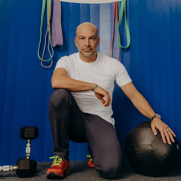 CraigBrockie's tweet photo. This is Dr. Peter Attia.

He found out how to make you “kick-ass” at 100 years old.

He is 51, and if you overlook his weak hairline, he looks great for his age.

I was up until 3 am researching him and his methods.

Here are his top 5 ways to keep you healthy until 100👇 https://t.co/L5dvi40v5o