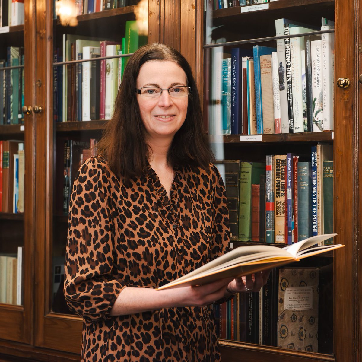 CfHealthStudies (@cfhealthstudies) on Twitter photo Matthew Scudder interviews Dr Anna Simmons, Course Dir - History of Medicine diploma <a href="/ApothecariesLDN/">The Worshipful Society of Apothecaries</a> . Dr Simmons offers some fantastic insight into the course & how she became involved with the Society, using the archives. Click here to read more:
apothecaries.org/interview-anna… Matthew Scudder interviews Dr Anna Simmons, Course Dir - History of Medicine diploma <a href="/ApothecariesLDN/">The Worshipful Society of Apothecaries</a> . Dr Simmons offers some fantastic insight into the course & how she became involved with the Society, using the archives. Click here to read more:
apothecaries.org/interview-anna…
