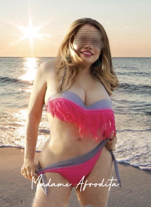 Aquí todos los que aman a las milf y las maduras como yo.