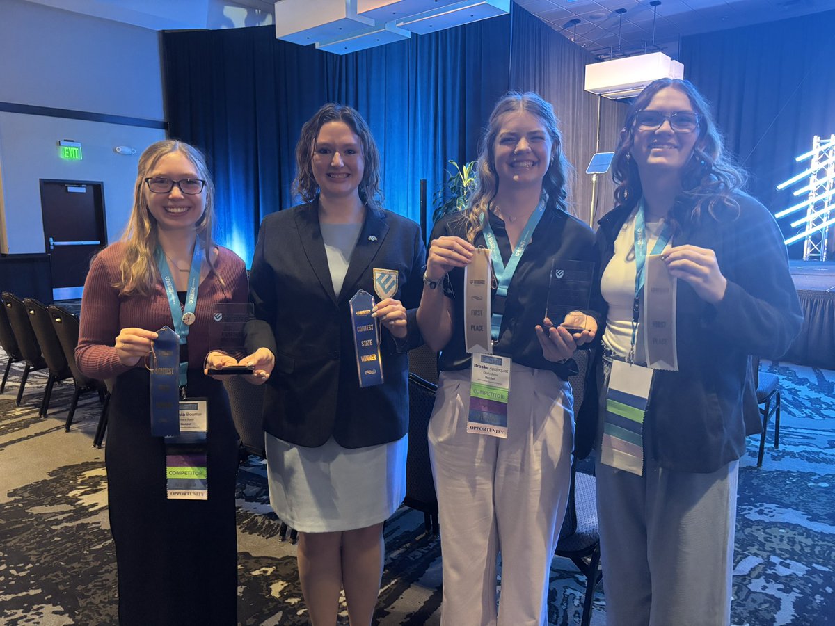 BHSedrising's tweet image. SLC ‘25! Our former State and National President, Milan Aranda, won Nebraska’s FIRST ever Alumni Award and our State President, Lea Hanson lead the conference! We engaged in breakout sessions, recognition for our year, and signed for education, and more! We are SO proud!! 🩵🍎