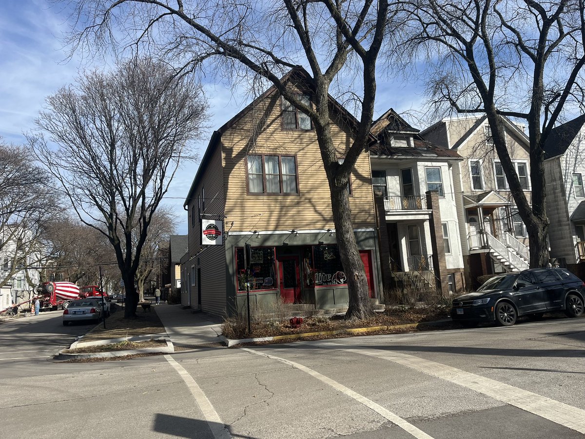 Respectfully submitted for your consideration: Side Street Saloon at 1456 W George Street. 

Last of a dying breed of Chicago residential neighborhood corner taverns with a sneaky good kitchen. #FreePlug reddit.com/r/chicagofood/…