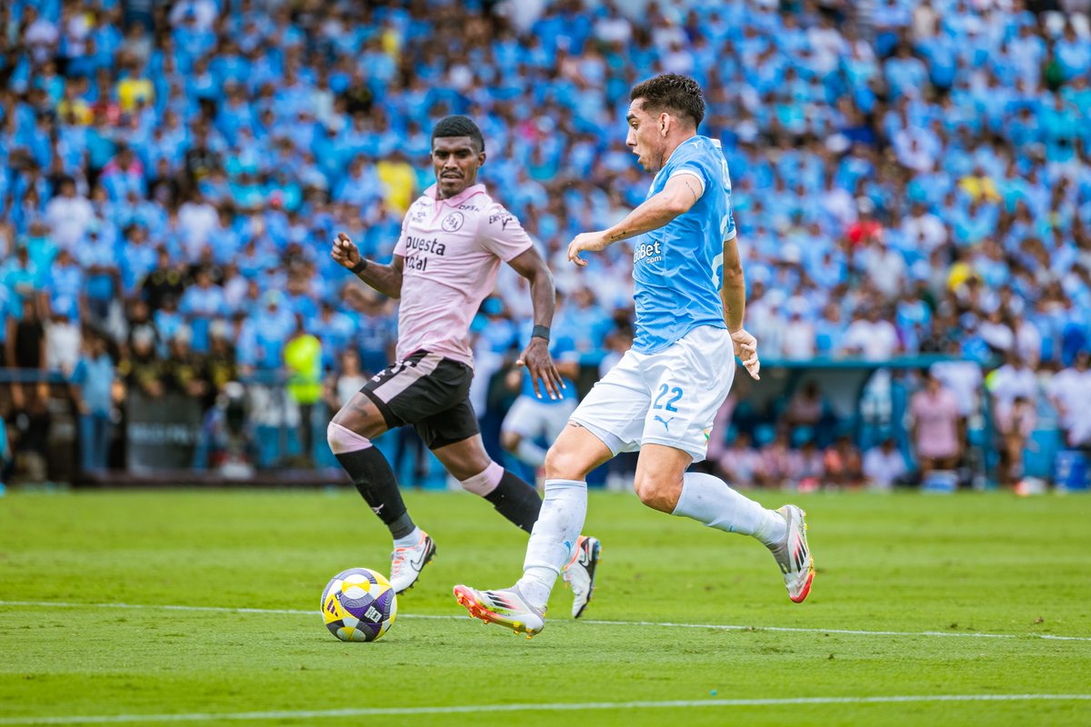 BSCervecero's tweet photo. 🎙️ @chapa_nomas  vía @FutbolChampanpe #ENVIVO : El punto fuerte de Cristal está en Santiago González. La duda está en la banda izquierda entre Misael Sosa, Fernando Pacheco o MaxLoren Castro

📸 : @maug_cf / #ArchivoBSC ⭐️

@VaneAlmenara @davidchavez64 @albarracinpaulo https://t.co/vEQZLU0WgV