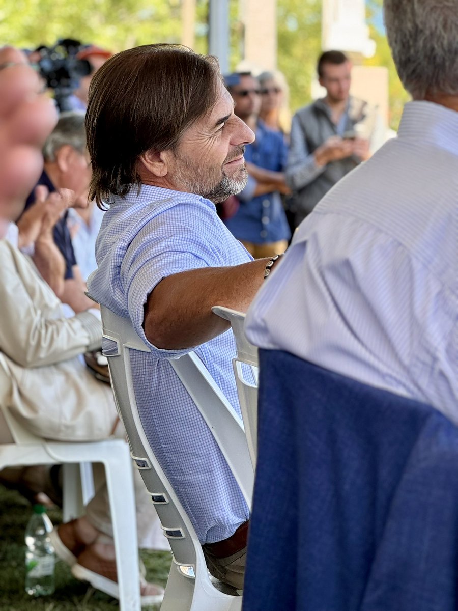 “El gobernante tiene que atender de a uno… Si hablas de cifras, de porcentajes, pero no le pones cara, no le pones corazón, no le pones una tristeza, un sueño o una alegría, no estás entendiendo nada”.

Escuela Agraria Carlos Reyles - 04/03/2024.

#OrgullosamenteGRACIAS