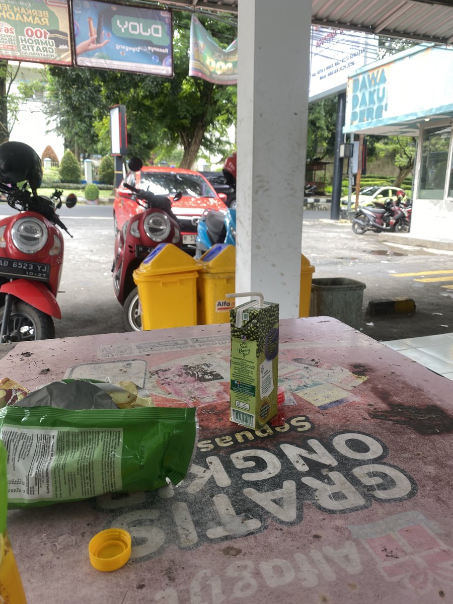 pemerasjeruk's tweet photo. Hadeh Indonesia, masih banyak org goblok. Padahal itu di depan ada 4 tempat sampah tp mreka lebih memilih ninggalin kotoran. Wah anjing tinggal buang doang kedepan masa sesusah itu https://t.co/JYxYFRjX6g