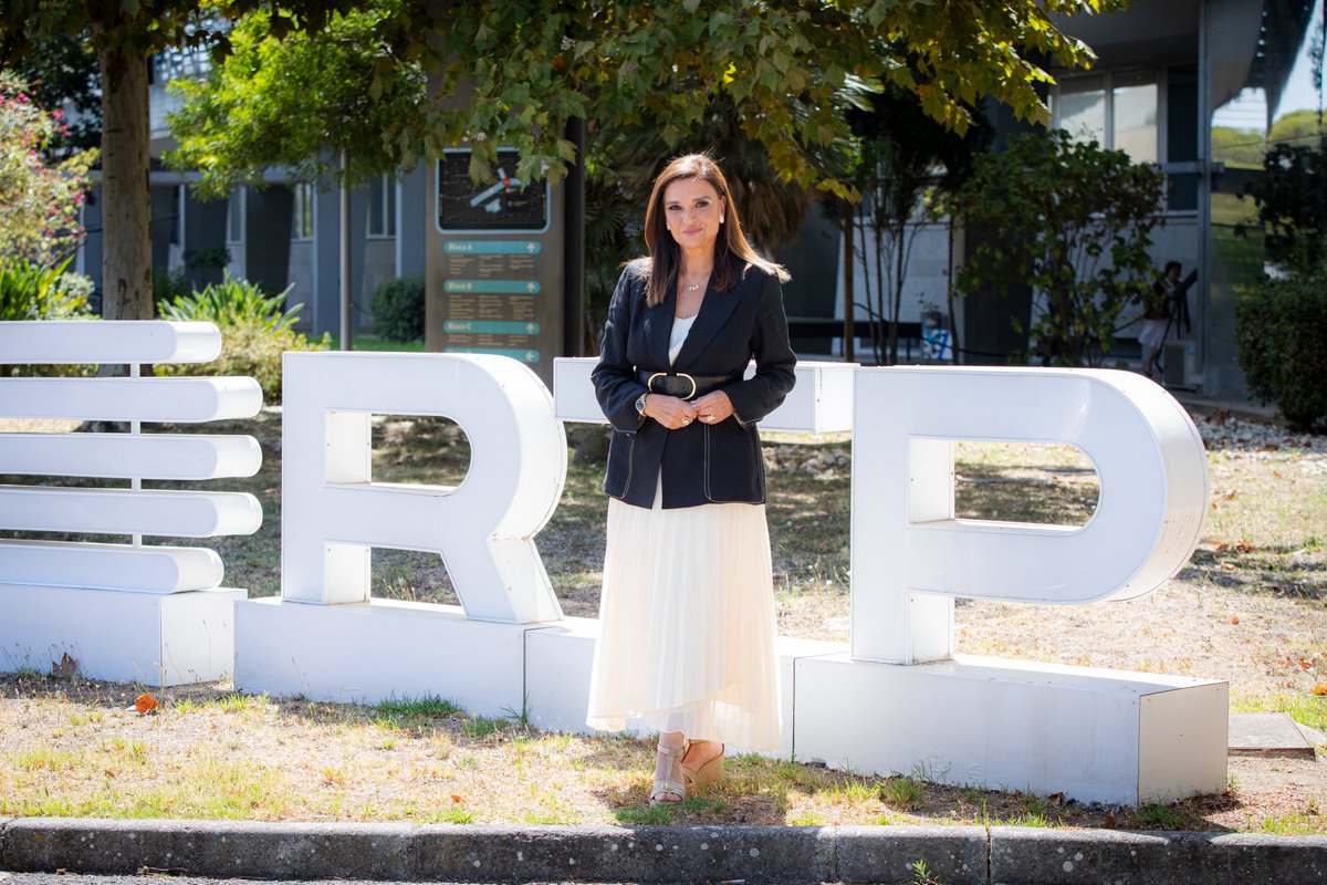 Já esteve à frente de vários programas de informação, noticiários, debates políticos... E também já assumiu a apresentação das Jornadas de Estudo da #OSAE! Falamos da jornalista Cristina Esteves, entrevistada na última edição da revista Sollicitare.

🔗 tinyurl.com/3ardhrhh