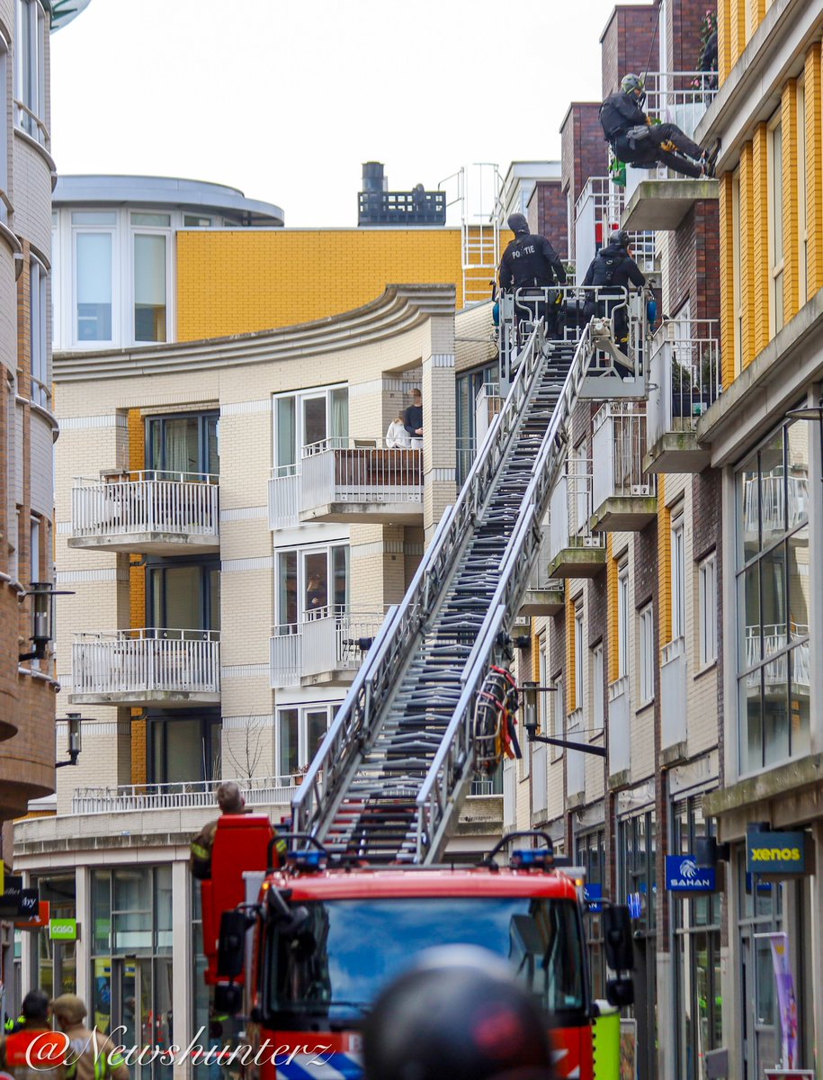 Arrestatieteam haalt verwarde man uit woning op Waldenlaan in Amsterdam
